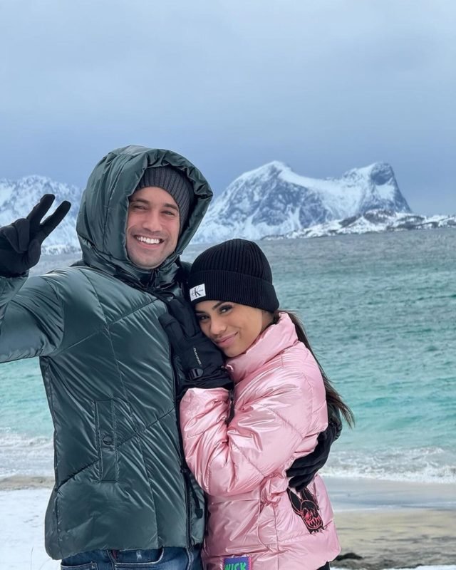 Ricardo Vianna e Lexa posam juntos e sorridentes durante viagem à Noruega - Metrópoles