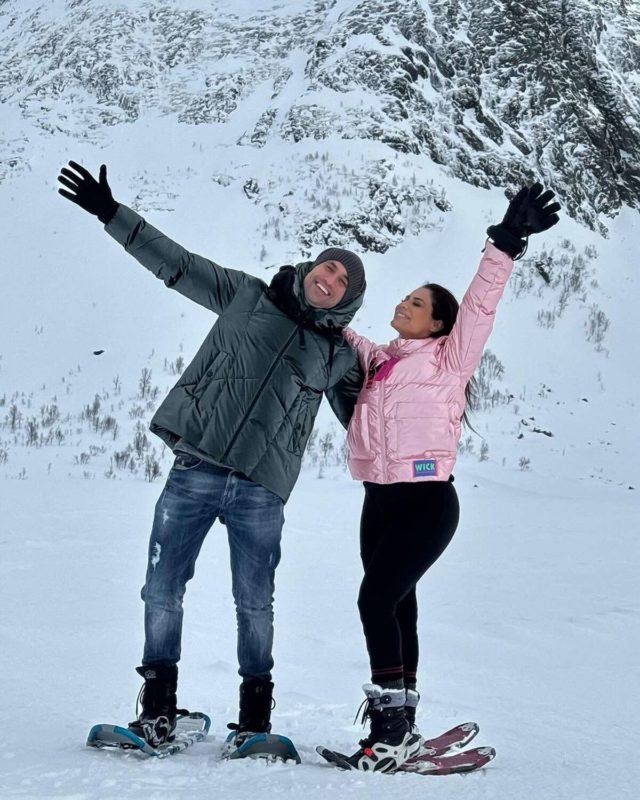 Ricardo Vianna e Lexa posam juntos e sorridentes durante viagem à Noruega - Metrópoles