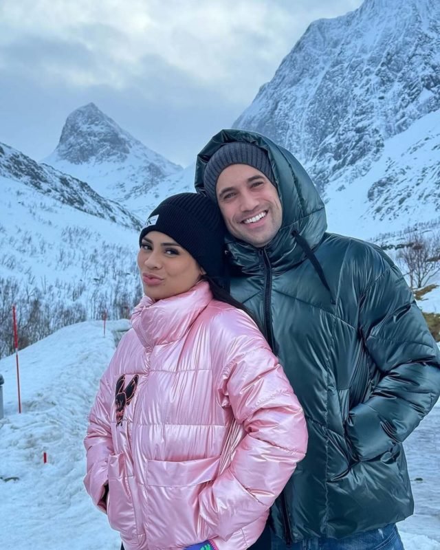 Ricardo Vianna e Lexa posam juntos e sorridentes durante viagem à Noruega - Metrópoles