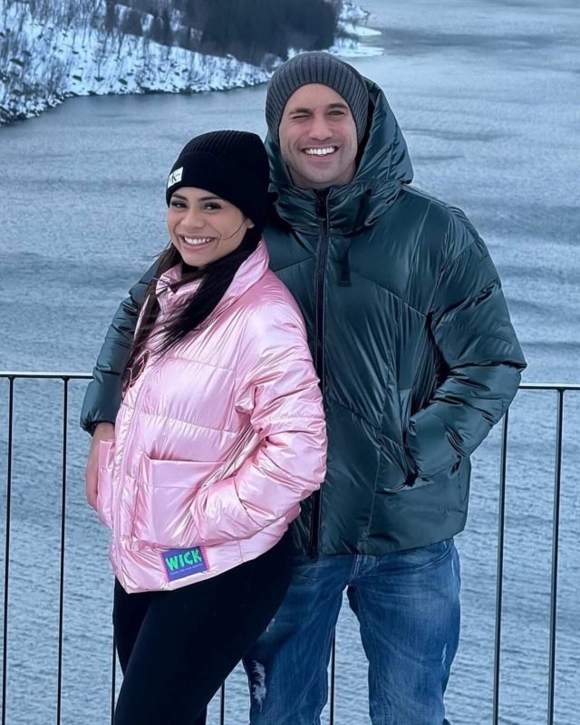 Ricardo Vianna e Lexa posam juntos e sorridentes durante viagem à Noruega - Metrópoles
