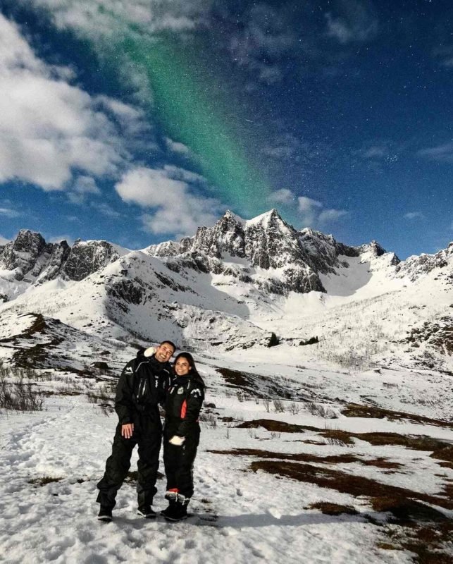 Ricardo Vianna e Lexa posam juntos e sorridentes durante viagem à Noruega - Metrópoles