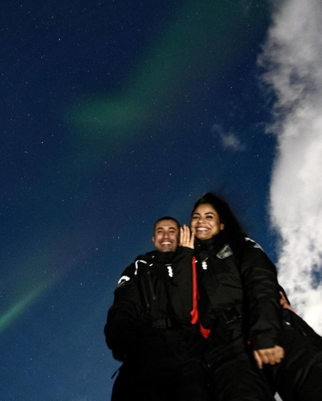 Ricardo Vianna e Lexa posam juntos e sorridentes durante viagem à Noruega - Metrópoles