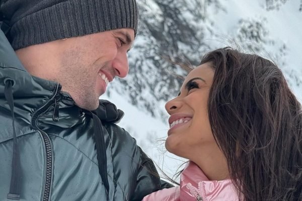 Ricardo Vianna e Lexa posam juntos e sorridentes durante viagem à Noruega - Metrópoles