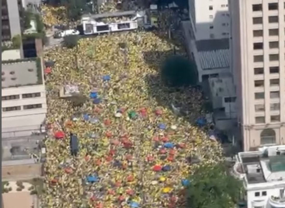 Imagem em destaque Polícia posta vídeo de ato pró-Bolsonaro e reage com flor a apoiadores