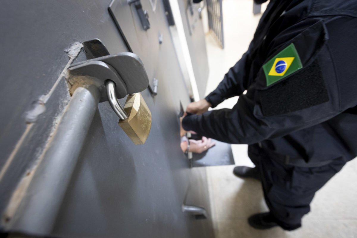 Agente penitenciário federal algema detento no presídio de segurança máxima em Brasília - metrópoles