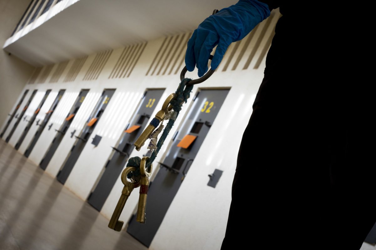 Agentes penitenciários federais no presídio de Brasília com chaves na mão - metrópoles
