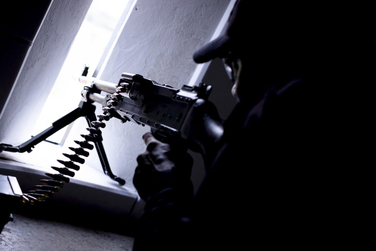 Agente penitenciário federais com metralhadora - metrópoles