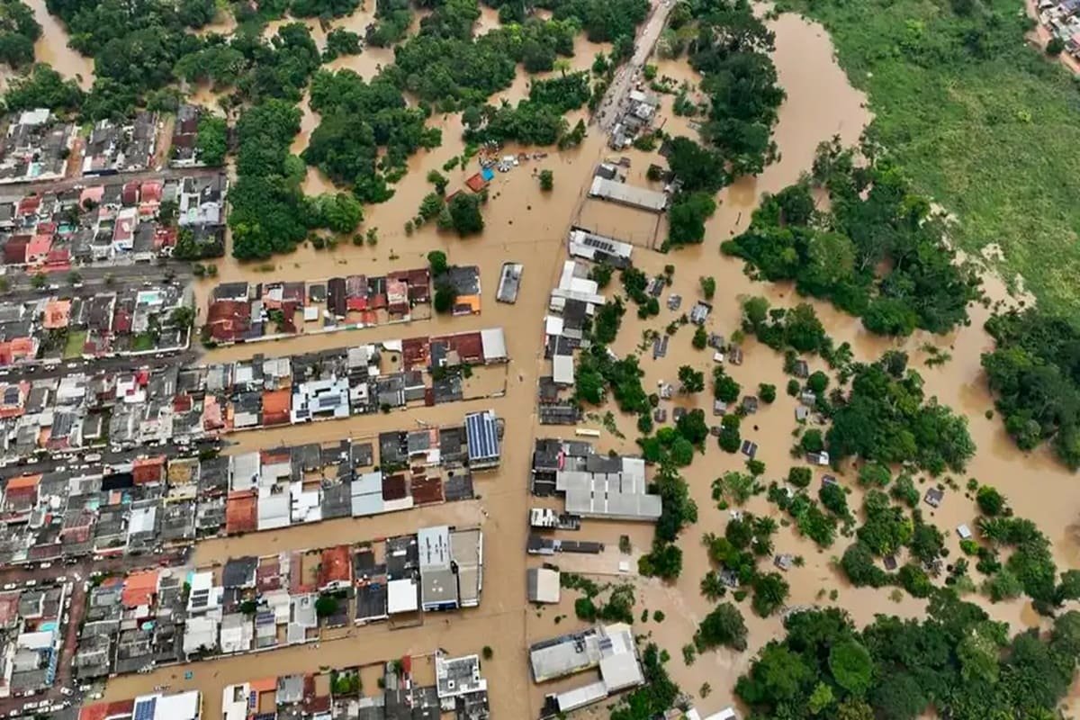 Imagem colorida de casas alagadas - Metrópoles