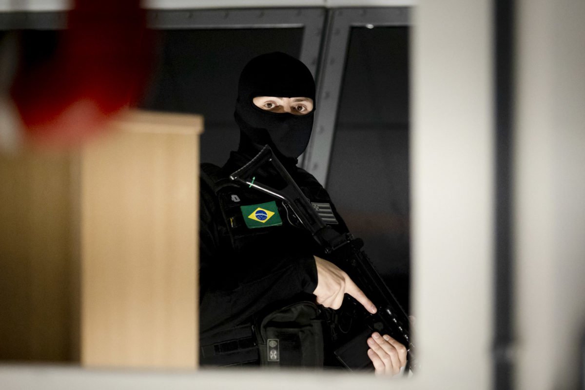 Agente penitenciário faz a segurança de presídio com fuzil - metrópoles