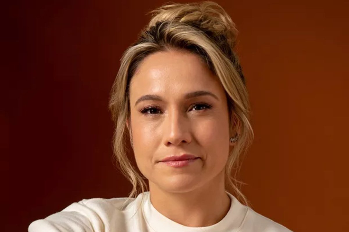 Foto colorida de Fernanda Gentil. Ela é uma mulher loira e usa moletom branco - Metrópoles