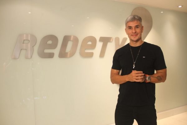 Ivan Moré posa nos corredores da RedeTV! após assinatura de contrato - Metrópoles