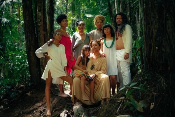 foto colorida com varias mulheres em floresta - metrópoles