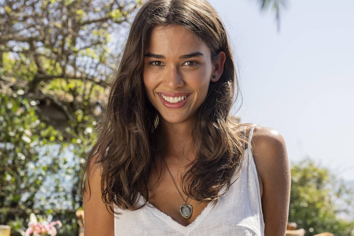 foto colorida de mulher de cabelos castanhos sorrindo - metrópoles