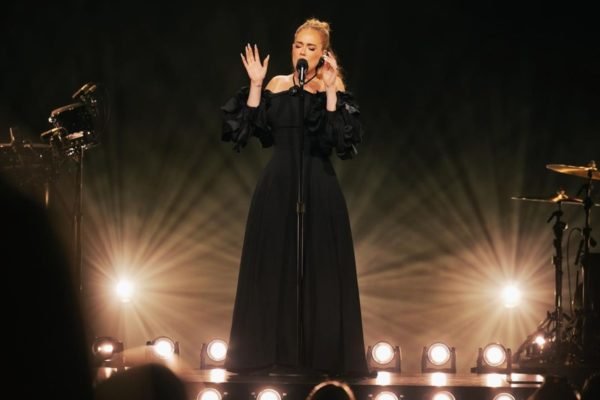 Na imagem com cor, a cantora Adele - Metrópoles