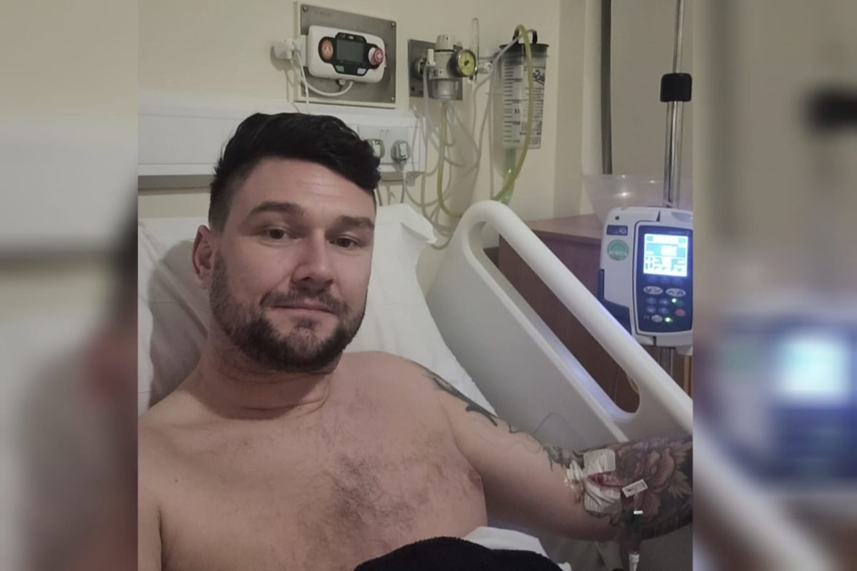 foto de Andy Hammond, homem que teve pedra nos rins por tomar energéticos demais, deitado em uma cama de hospital - Metrópoles