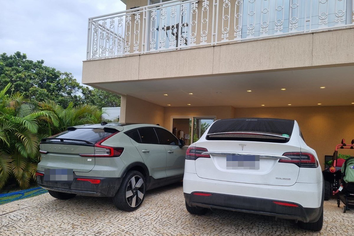 Mansão com carros na garagem e viatura da PF na Frente