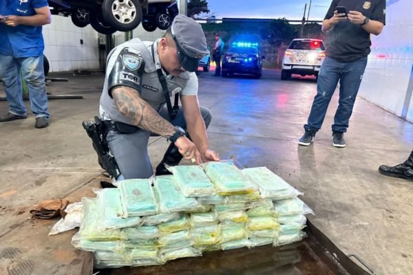 Imagem colorida mostra pacotes de cocaína apreendidos pela polícia em rodovia no interior de São Paulo - Metrópoles