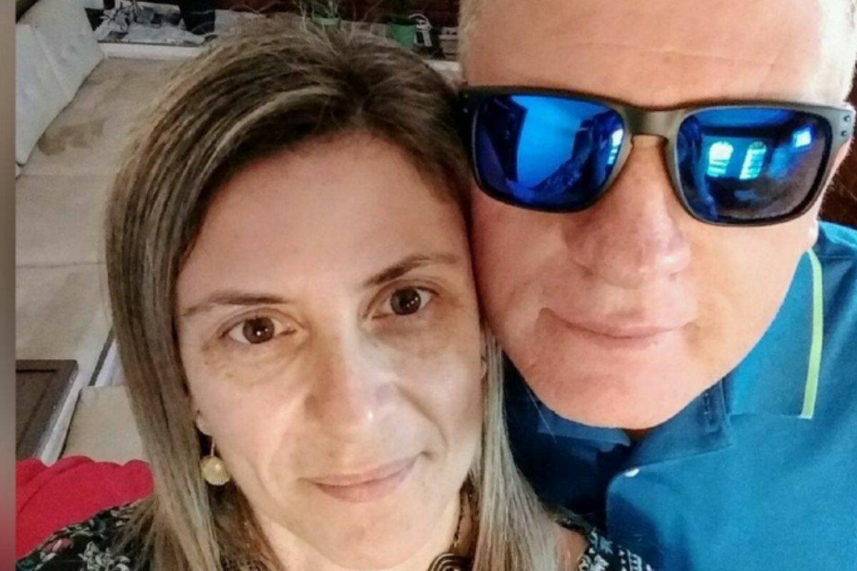 Foto colorida de homem e mulher (esq) com os rostos encostados em selfie - Metrópoles