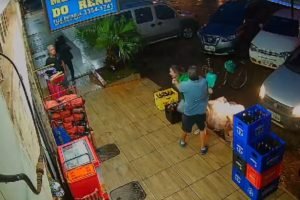 Vídeo mostra momento em que agiota esfaqueia mulher em comércio do DF