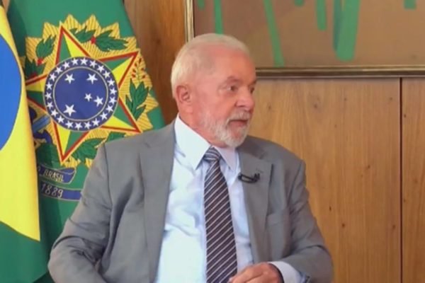 Presidente Lula, com bandeira do Brasil ao fundo -- Metrópoles