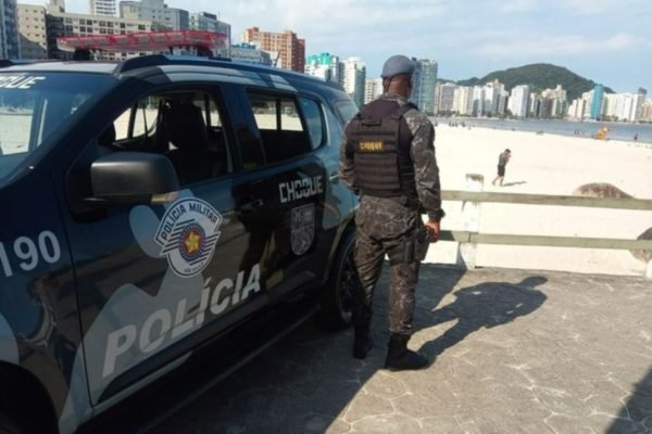 foto colorida de policial militar observa movimento em praia do litoral paulista durante patrulhamento da Operação Verão - Metrópoles
