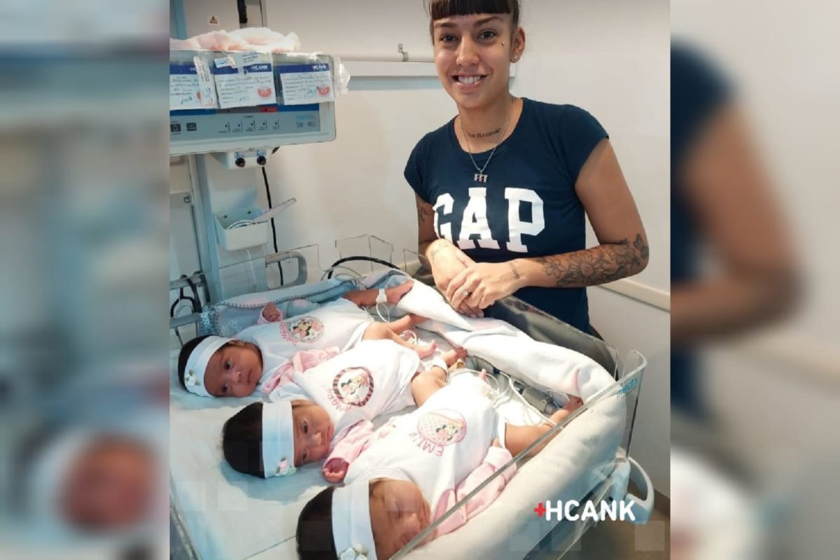 Foto mostra as trigêmeas Emily, Aymara e Damaris, bebês identicas que nasceram em geração raríssima