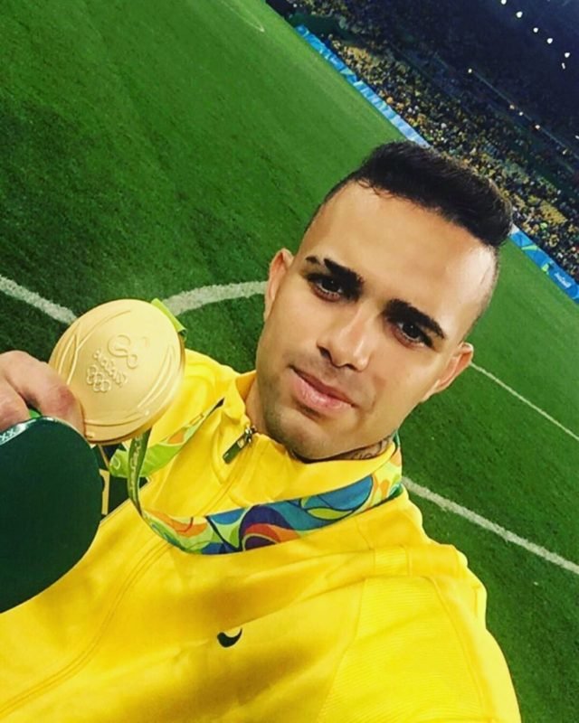 Atacante do Vitória, Luan Guilherme posa com a medalha olímpica - Metrópoles