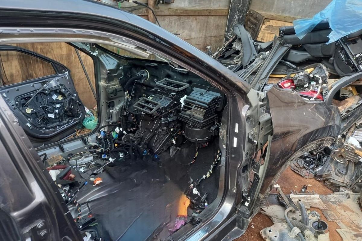 Imagem colorida mostra veículo destruído em desmanche na zona leste de São Paulo - Metrópoles