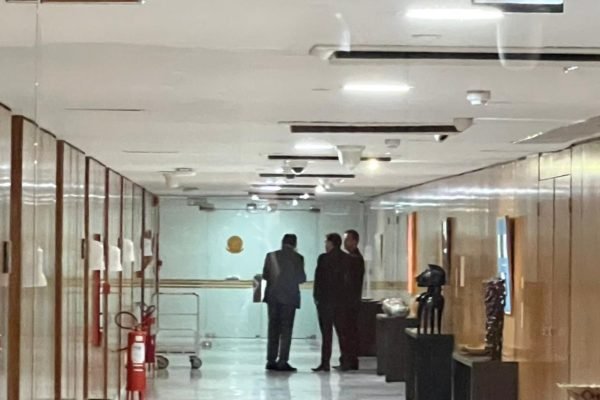 Imagem colorida da porta de vidro fosco que dá acesso ao corredor onde estão localizados os gabinetes de Lula e Janja - Metrópoles