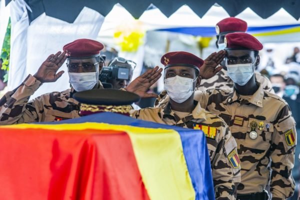 Foto colorida de funeral no Chade, na África Central - Metrópoles