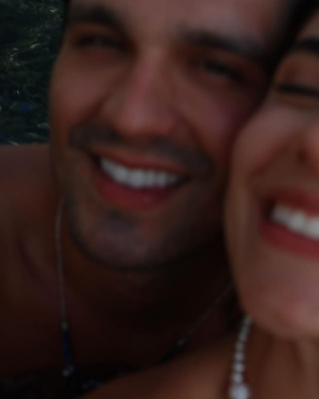 Luan Santana e Jade Magalhães posam juntos e sorridentes - Metrópoles