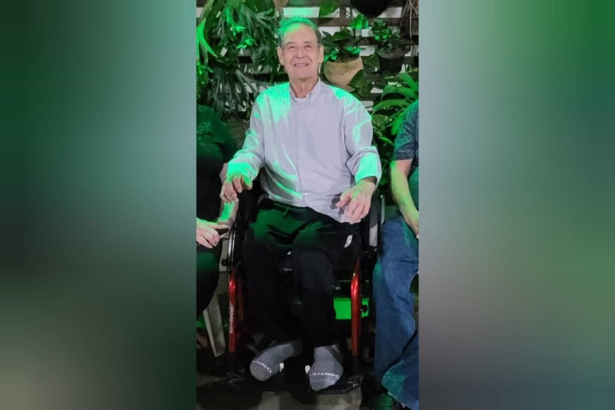 Montagem mostra fotos do aposentado Ely Marçal, que se tornou cadeirante pela doença rara que tem, a polineuropatia amiloidótica familiar relacionada à transtirretina (PAF-TTR) (1) - Metrópoles