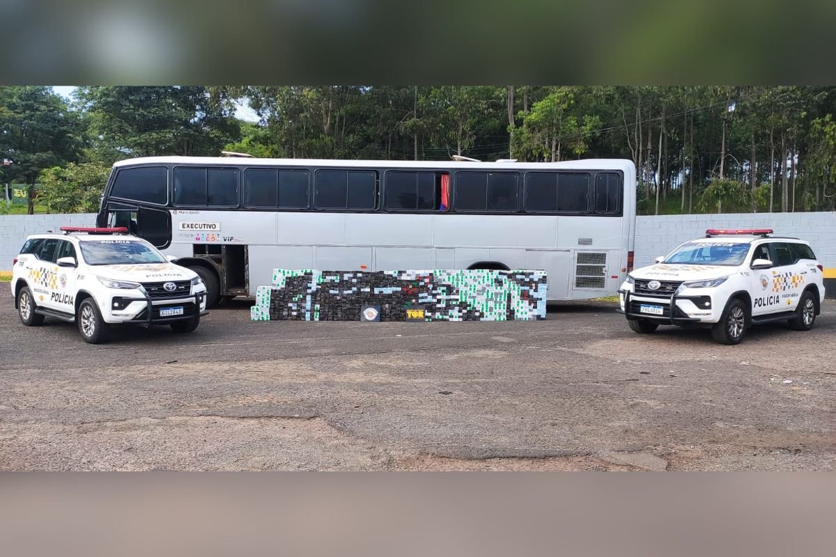 Imagem colorida mostra policial verificando carga de aparelhos celular que estava dentro de ônibus que ia para São Paulo - Metrópoles