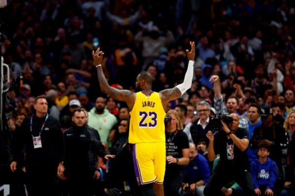 LeBron James #23 dos Los Angeles Lakers comemora após vencer por 116-112 contra o LA Clippers na Crypto.com Arena em 28 de fevereiro 2024