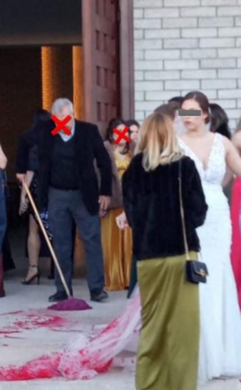 Imagem colorida de chão sujo de tinta vermelha após atentado contra noiva, no México - Metrópoles