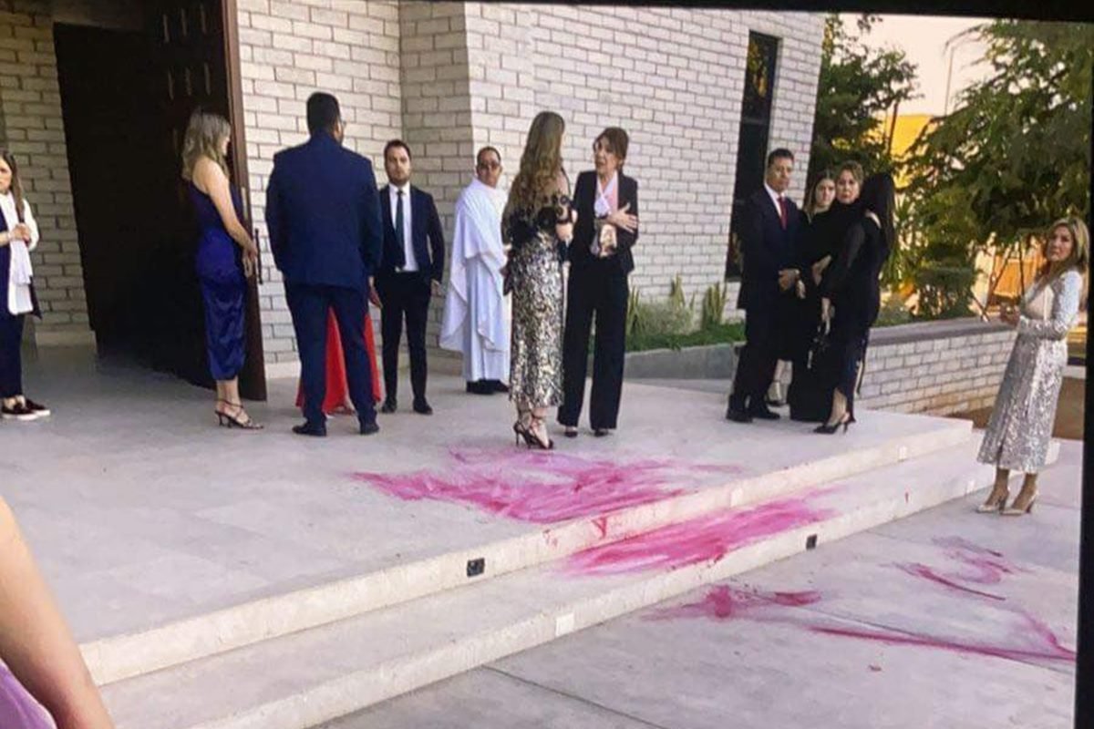 Imagem colorida de chão sujo de tinta vermelha após atentado contra noiva, no México - Metrópoles