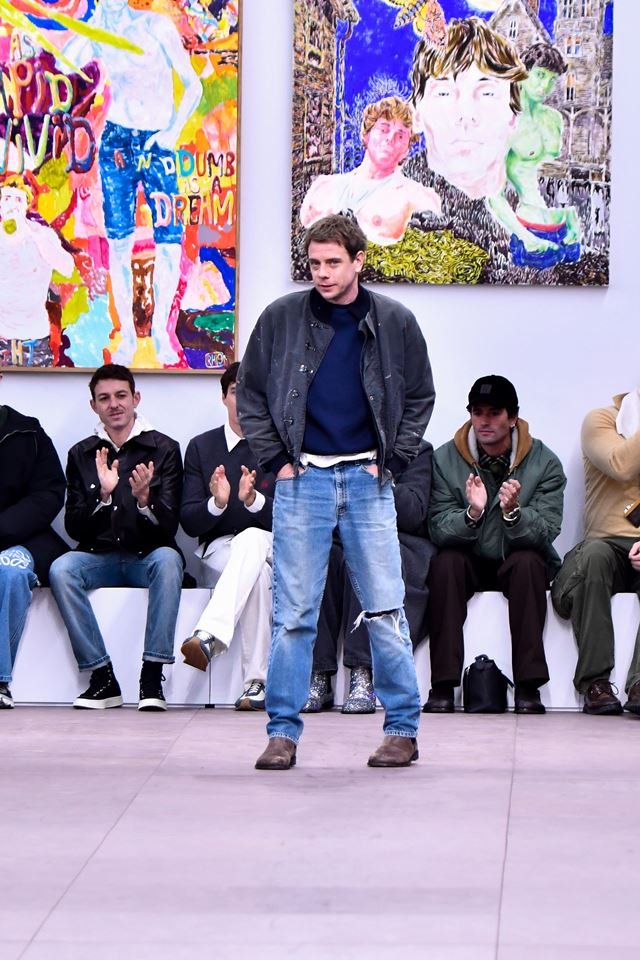 Estilista Jonathan Anderson na passarela da Loewe - Metrópoles