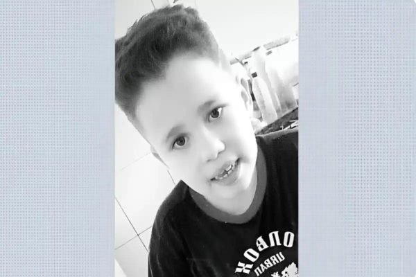 imagem em preto e branco de menino que morreu engasgado em Franca - Metrópoles