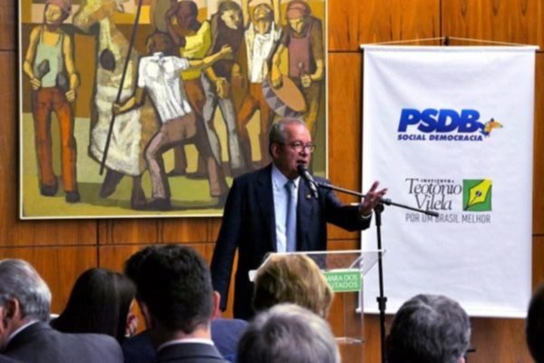 Fotografia colorida mostra o ex-senador José Anibal (PSDB) discursando - Metrópoles