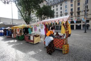 Foto colorida de barraquinhas de artesanato na rua - Metrópoles
