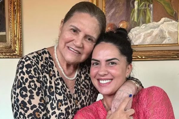 Helena Camargo e Graciele Lacerda em foto colorida. Elas estão sorrindo e abraçadas - Metrópoles