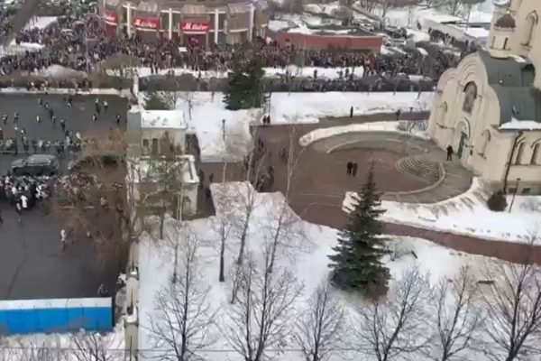 Multidão se reúne para funeral de Alexei Navalny em Moscou