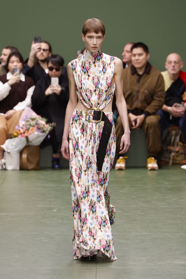 Look longo floral com cinto preto na passarela da Loewe - Metrópoles