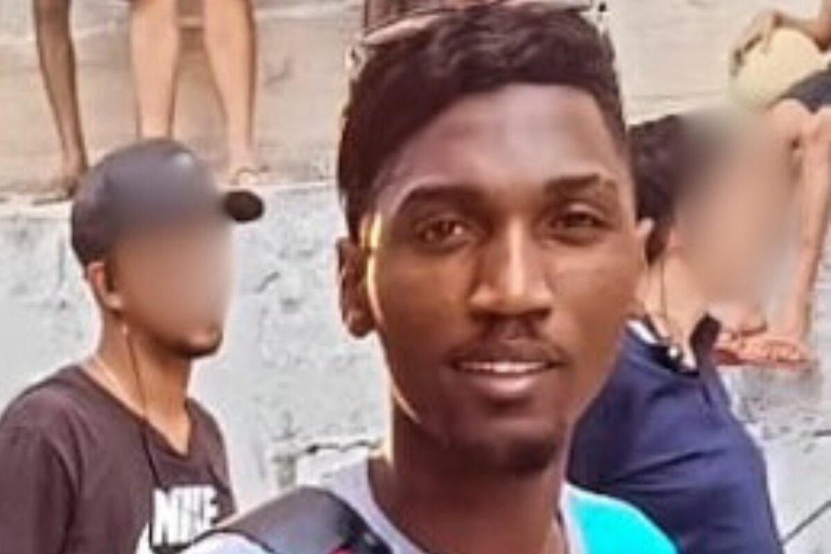 Imagem colorida mostra o MC Makalezinho, homem negro de cavanhaque usando camiseta azul marinho - Metrópoles