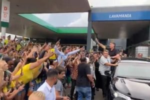 Bolsonaro faz giro para atender apoiadores no interior de SP. Vídeo