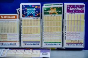 Foto colorida de bilhetes de loterias - Metrópoles