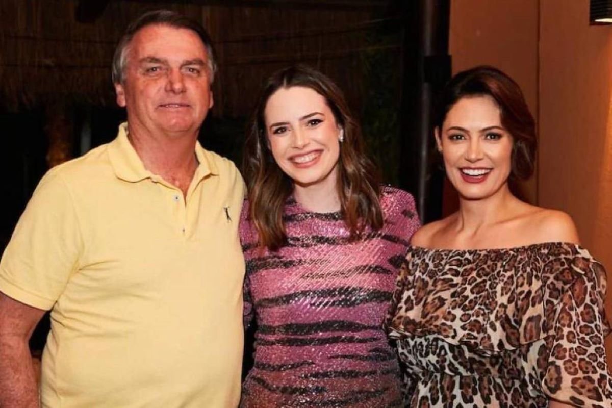 Zoe Martinez entre Jair Bolsonaro e Michelle Bolsonaro - Metrópoles