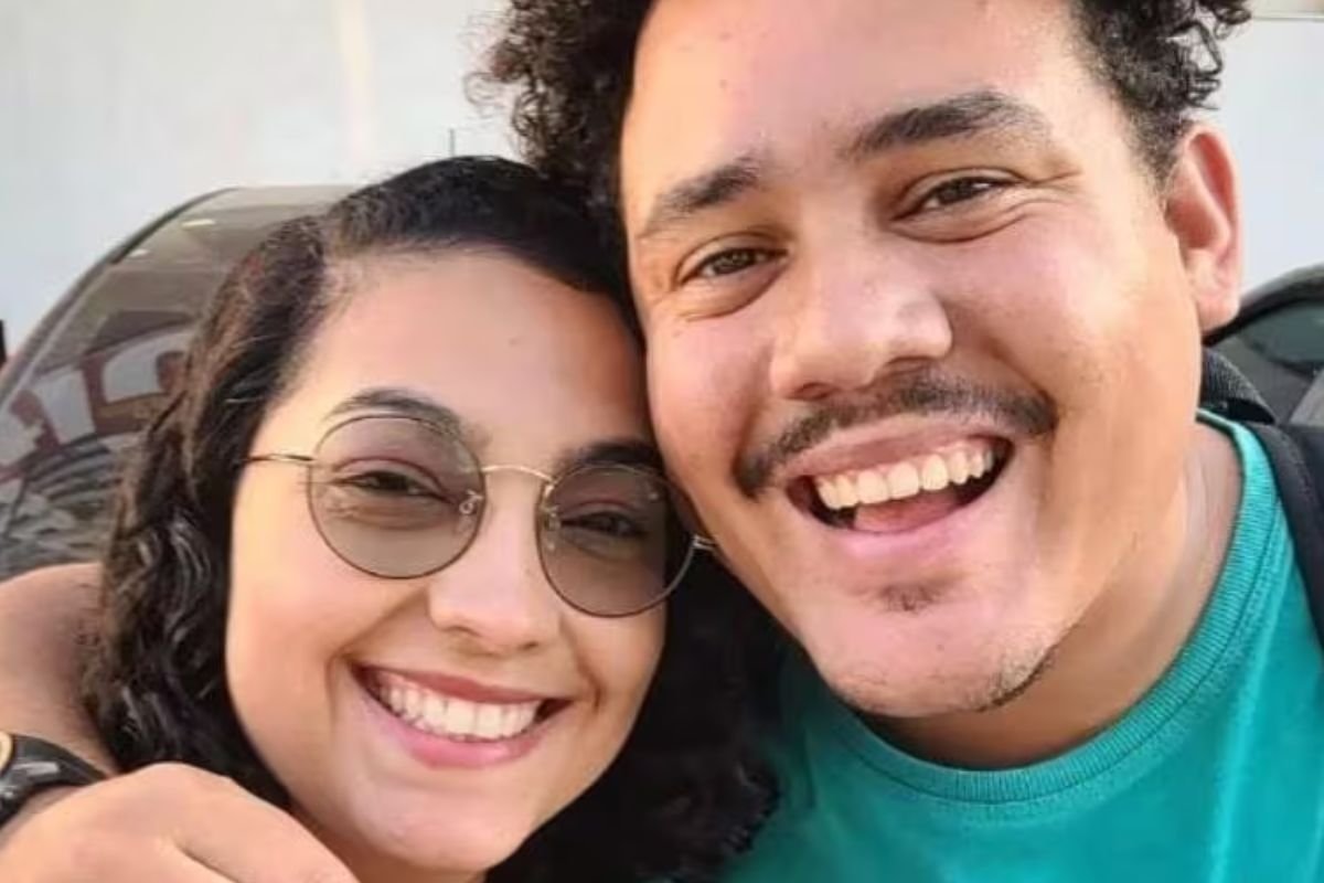 Foto colorida de Lucas Buda com a esposa, Camila - Metrópoles