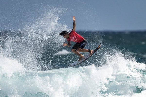 Foto mostra o surfista Gabriel Medina saindo de uma onda usando uma roupa vermelha - Metrópoles