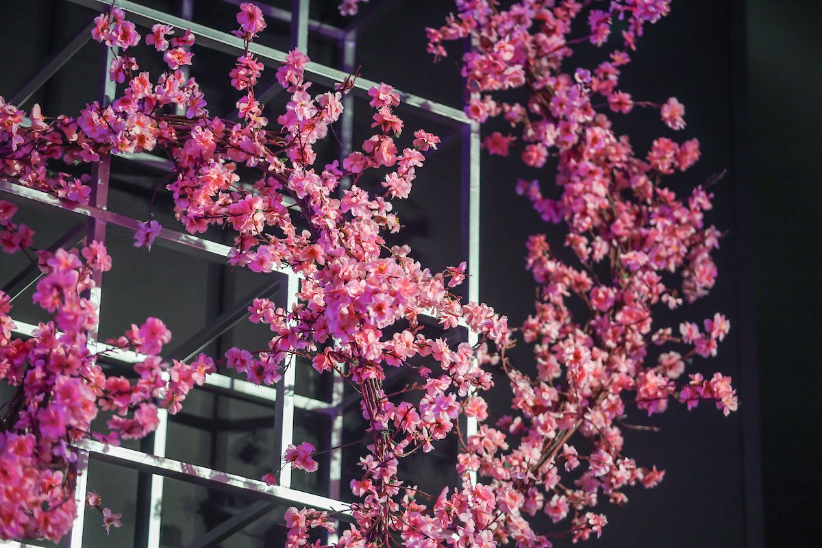 Arranjos de flores rosas em festa - Metrópoles